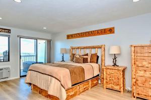 Adorable Cedar Lodge Room with Amazing Lake Views!