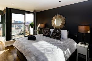 Deluxe City Centre Studio Apartment with Balcony & City Views - FREE WIFI NETFLIX, GYM ACCESS - WESTONE