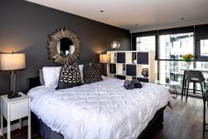 Deluxe City Centre Studio Apartment with Balcony & City Views - FREE WIFI NETFLIX, GYM ACCESS - WESTONE