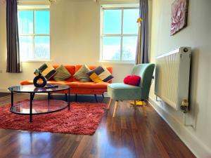 Modern 2BR City Center Apt Work and Family with Parking