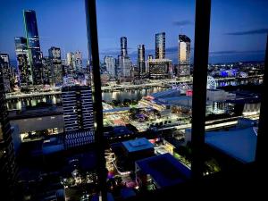 27FL River & City Views + Balcony, Pool & Parking - Apartment