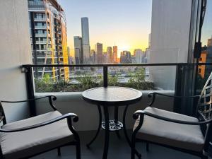 27FL River & City Views + Balcony, Pool & Parking - Apartment