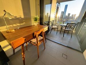 27FL River & City Views + Balcony, Pool & Parking - Apartment
