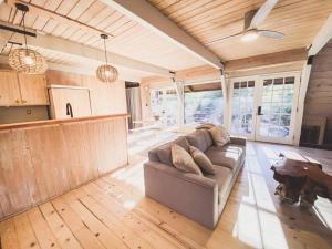 Clarity Cabin A-Frame Sanctuary w Hot Tub Fireplace Grill AC Hammock Chairs Fire Pit Pets OK