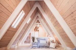 Clarity Cabin A-Frame Sanctuary w Hot Tub Fireplace Grill AC Hammock Chairs Fire Pit Pets OK