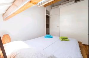 Sunny Castle View Apartment in Lisbon