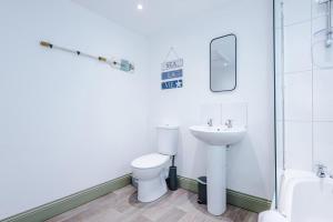 Spacious 6BR Home in Denbigh for Families & Groups