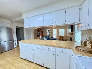 6 BR, 3 BA -Private Street-Walk to Whaleys & Beach