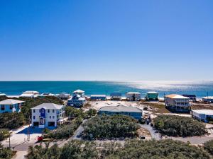 Driftwood Daze ~ Beach Access ~ 4 BR ~ Sleeps 8 ~ Professionally Decorated ~ Prickett Properties