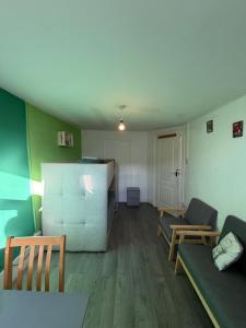 2 Bedroom Basic Flat in Center