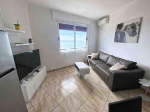 ALAIN beachfront apartment by LunaSol