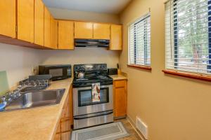Sunriver Vacation Rental w Community Hot Tub!