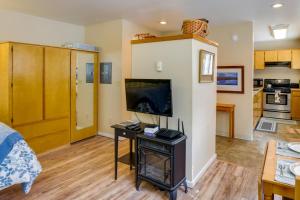 Sunriver Vacation Rental w Community Hot Tub!