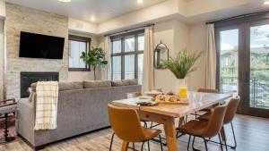 Kokopelli and Kestrel by AvantStay 2 Moderm Condos Community Pool Fireplace Walk to Park City Lifts