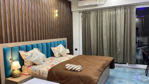 Cosmo Stays Premium Studio Near Gaur City Mall