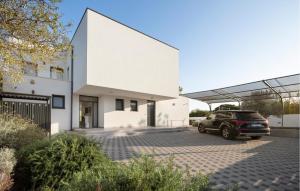 4 Bedroom Beautiful Home In Banjole