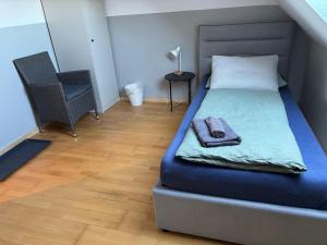 Einzelzimmer-Bad, Kühlschrank-TV-15