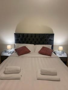 Spacious Modern 3-Bedroom Apartment with Balcony & Free Parking near City Centre