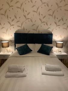 Spacious Modern 3-Bedroom Apartment with Balcony & Free Parking near City Centre