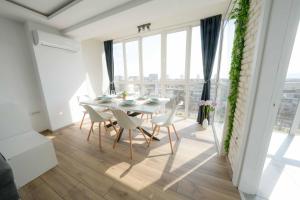 Sunny 2-bedroom apartment with sea view