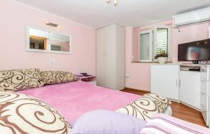 Guesthouse Jelena with private parking and a pool