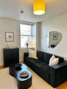 1 BR Flat - Short Lets & Serviced Accommodation Altrincham With Free Parking