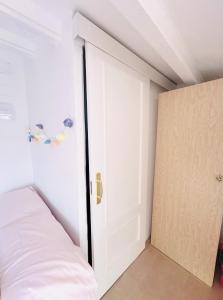 Habitación con baño y cocina