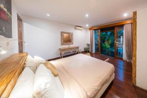 Lovely Canggu 4BR Private Pool Villa with Sundeck! 10mins Ride to Beach