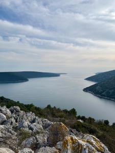 Apartman Violeta Rakalj u mirnoj ulici sa parkingom