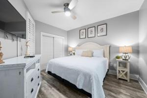 Caribe 305C by Youngs Suncoast
