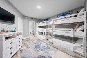 Caribe 305C by Youngs Suncoast