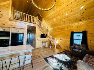 Bourbon Retreat With Hot Tub-8