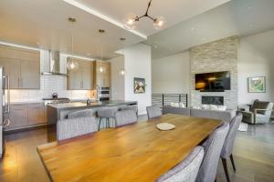 Hideout Haven: Luxe Retreat w Lake View & Hot Tub