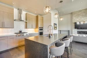 Hideout Haven: Luxe Retreat w Lake View & Hot Tub