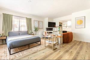 Steps to Beach Manhattan Beach 2 Bedroom Parking