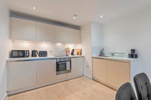 Large 1BR Apartment - 6 Guests - Free Parking