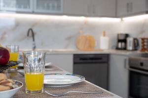 Lakis Veranda - Bright and Spacious Apartment in the Centre of Acharavi, Walking Distance to the Beach