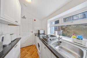 Modern 1BR - 10 Min Walk to Gravesend Station