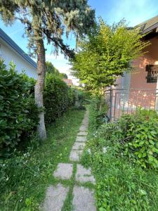 Stanza in Villa di pregio con giardino a 10 minuti da Milano - Parcheggio Gratuito