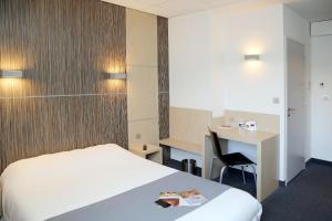 Hotels The Originals City, Hotel Le Caussea, Castres (Inter-Hotel) : Chambre Triple