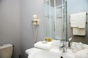 Hotels The Originals City, Hotel Le Caussea, Castres (Inter-Hotel) : photos des chambres