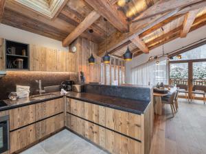 Chalet spacieux à Courchevel avec piscine et sauna - FR-1-568-27