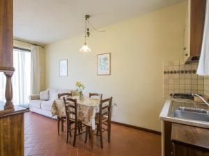 Flat with shared pool and air conditioning