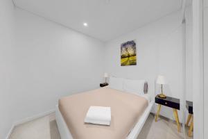 Elegant Urban Hideaway - Private Luxury Residential Apartment, walk to South Bank & Free Carpark