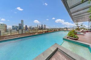 Elegant Urban Hideaway - Private Luxury Residential Apartment, walk to South Bank & Free Carpark