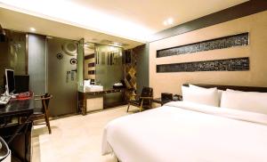 Hip Hotel
