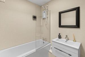 Modern 4 Bedroom House for 9 Guests With Free Parking by The Cosy Corner Nationwide