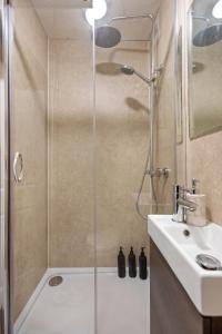 Modern 4 Bedroom House for 9 Guests With Free Parking by The Cosy Corner Nationwide