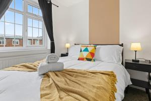 Modern 4 Bedroom House for 9 Guests With Free Parking by The Cosy Corner Nationwide