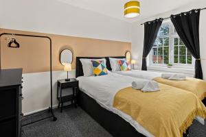 Modern 4 Bedroom House for 9 Guests With Free Parking by The Cosy Corner Nationwide